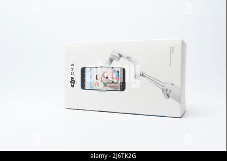 Fuji City, Shizuoka-Ken, Giappone - 31 dicembre 2021: DJI OM 5 smartphone stabilizzatore scatola chiusa isolato su sfondo bianco. Foto Stock