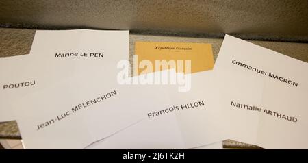 MONTROUGE, FRANCIA - 23 APRILE 2017 - Vota per il primo turno delle elezioni presidenziali francesi. Foto Stock