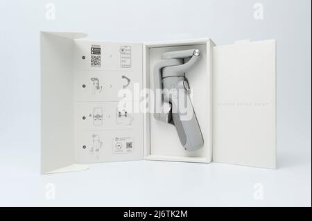 Fuji City, Shizuoka-Ken, Giappone - 31 dic 2021: DJI OM 5 smartphone stabilizzatore open box isolato su sfondo bianco. Foto Stock