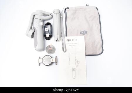 Fuji City, Shizuoka-Ken, Giappone - 31 dic 2021: Stabilizzatore per smartphone DJI OM 5 e accessori nella vista dall'alto isolato su sfondo bianco gradiente. Foto Stock