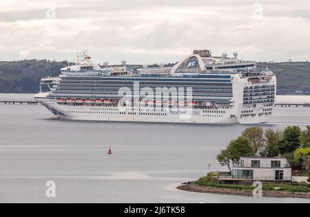 Crosshaven, Cork, Irlanda. 04th maggio 2022. Sulla sua strada per visitare Cobh, nave da crociera Emerald Princess steams oltre le case sul lungomare al punto in Crosshaven, Co. Cork, Irlanda.- credito; David Creedon / Alamy Live News Foto Stock