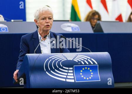 04 maggio 2022, Francia, Straßburg: Brigitte Klinkert, Delegato ministeriale per l'integrazione al Ministro francese del lavoro e degli affari sociali, interviene al Parlamento europeo. Il Parlamento europeo si concentrerà sul tema dell'Ucraina. Si prevede la presentazione di un sesto pacchetto di sanzioni, che comprende anche l'uscita dal petrolio russo. Foto: Philipp von Ditfurth/dpa Foto Stock