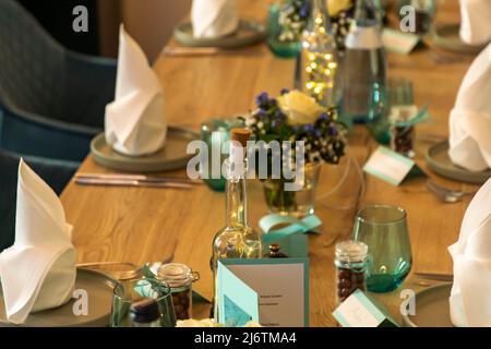 Decorazioni da tavolo turchesi con palline di cioccolato e bicchieri Foto Stock