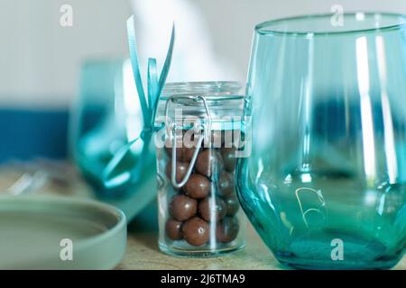 Decorazioni da tavolo turchesi con palline di cioccolato e bicchieri Foto Stock