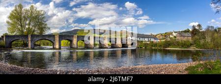 Il ponte Crickhowell, un ponte di pietra ad arco di 18th secolo che attraversa il fiume Usk a Crickhowell, Brecon Beacons, Powys, Galles. Foto Stock