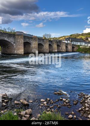 Il ponte Crickhowell, un ponte di pietra ad arco di 18th secolo che attraversa il fiume Usk a Crickhowell, Brecon Beacons, Powys, Galles. Foto Stock