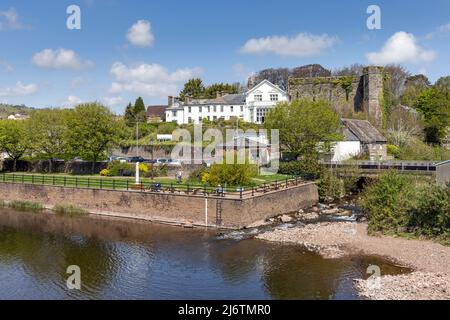 Il Castello di Brecon sorge accanto al Brecon Castle Hotel, vicino al fiume Usk, al Parco Nazionale di Brecon Beacons, Powys, Galles Foto Stock