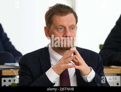 04 maggio 2022, Sassonia, Dresda: Michael Kretschmer (CDU), ministro presidente della Sassonia, siede in seggio al banco del governo durante la sessione del Parlamento sassone nella sala plenaria. Foto: Robert Michael/dpa Foto Stock