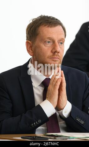 04 maggio 2022, Sassonia, Dresda: Michael Kretschmer (CDU), ministro presidente della Sassonia, siede in seggio al banco del governo durante la sessione del Parlamento sassone nella sala plenaria. Foto: Robert Michael/dpa Foto Stock