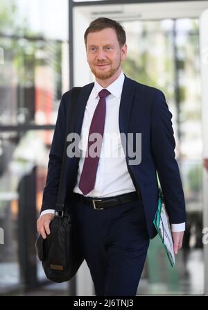 04 maggio 2022, Sassonia, Dresda: Michael Kretschmer (CDU), primo Ministro della Sassonia, arriva alla sessione plenaria del Parlamento sassone. Foto: Robert Michael/dpa Foto Stock