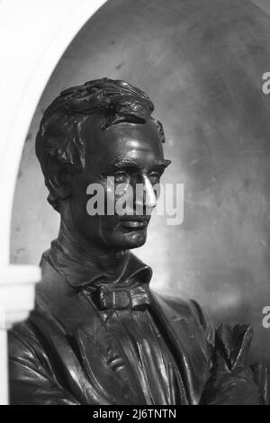 Un tradizionale busto coloniale del defunto presidente Abraham Lincoln in Lincoln Hall a Urbana, Illinois in bianco e nero. Foto Stock