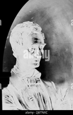 Un tradizionale busto coloniale del defunto presidente Abraham Lincoln in Lincoln Hall a Urbana, Illinois in nero e bianco film ad alto contrasto negativo. Foto Stock
