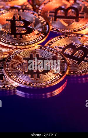 Primo piano foto di bitcoins placcati oro che simboleggiano il mercato delle monete in bit e la tecnologia moderna, finanza, internet, commercio. Foto Stock