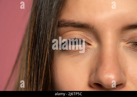 Immagine ritagliata di una donna con un occhio semichiuso. Foto Stock