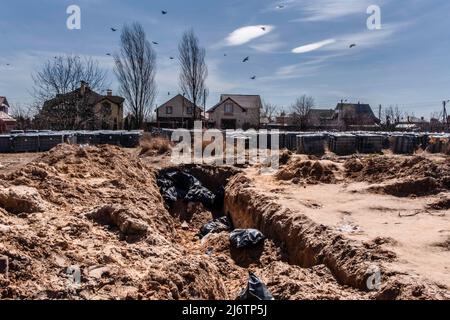 7 aprile 2022, Buca, Ucraina: (NOTA DEI REDATTORI: Immagine raffigura la morte). Tomba di Santa Messa nella Chiesa di Sant'Andrea i primi chiamati e tutti i Santi. Buca, una città alla periferia della capitale Ucraina Kiev, è stata controllata dai soldati russi per circa un mese. La sua liberazione il 31 marzo ha rivelato alcune delle atrocità più crudeli commesse dai soldati russi durante l'occupazione. Gli edifici furono distrutti e le case saccheggiate. Corpi morti sono stati trovati in strade Bucha, edifici e tombe di massa. (Credit Image: © Rick Mave/SOPA Images via ZUMA Press Wire) Foto Stock