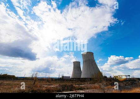 Cime delle torri di raffreddamento della centrale atomica Foto Stock