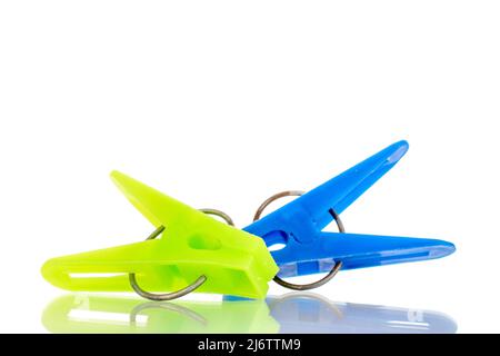 Due clothespins di plastica, macro, isolati su uno sfondo bianco. Foto Stock