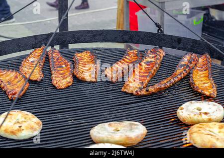 Delizioso cibo a base di carne succoso. Costolette di carne alla griglia. Pane cotto al grill. Foto Stock