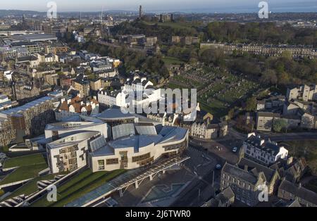 Foto del file del 29-04-2021 dell'edificio del Parlamento scozzese a Holyrood a Edimburgo. Il lavoro è in anticipo rispetto ai conservatori nelle intenzioni di voto di Holyrood, un sondaggio di opinione ha trovato, con il SNP mantenere un vantaggio confortevole. Data di emissione: Mercoledì 4 maggio 2022. Foto Stock