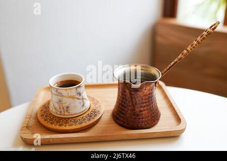 tavolino con tazza di cezva e macinacaffè nel caffè Foto Stock
