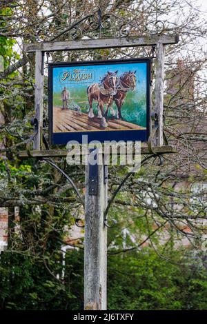 Tradizionale palo-montato pitturato pub segno fuori il Plow, un pub Shalbourne, un piccolo villaggio incontaminato nella rurale Wiltshire, Inghilterra Foto Stock