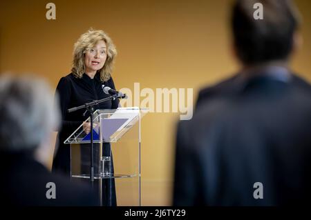 2022-05-04 11:03:37 L'AIA - Presidente della Camera dei rappresentanti vera Bergkamp parla durante la commemorazione al rotolo d'onore dei caduti nella Statenpassage. ANP ROBIN VAN LONKHUIJSEN olanda OUT - belgio OUT Foto Stock