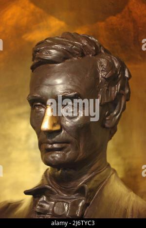 Un tradizionale busto coloniale del defunto presidente Abraham Lincoln in Lincoln Hall a Urbana, Illinois. Foto Stock