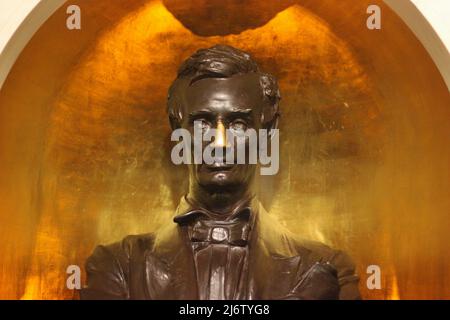 Un tradizionale busto coloniale del defunto presidente Abraham Lincoln in Lincoln Hall a Urbana, Illinois. Foto Stock