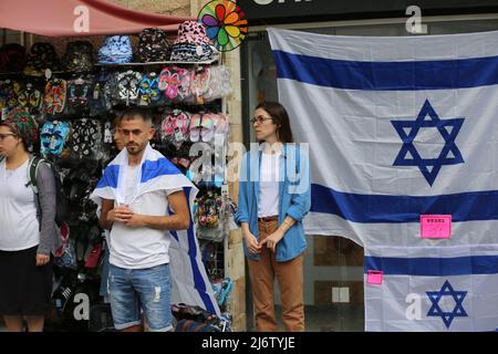 (220504) -- GERUSALEMME, 4 maggio 2022 (Xinhua) -- la gente si ferma a Gerusalemme, come suona una sirena in memoria dei soldati caduti d'Israele e delle persone uccise negli attacchi, 4 maggio 2022. Israele, dal martedì sera al mercoledì sera, segna il Memorial Day (Yom HaZikaron) per commemorare i soldati caduti e i civili uccisi nelle ostilità dal 1860. (Xinhua/Shang Hao) Foto Stock