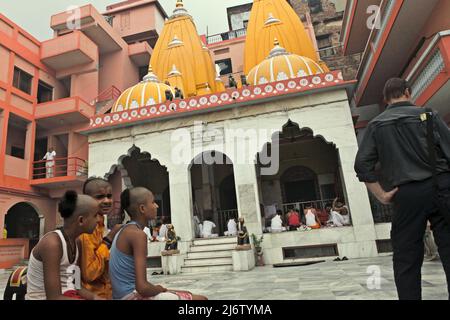 Un gruppo di studenti vedici si rilassano mentre visitano la corte anteriore dell'ashram di Shri Satuwa Baba a Varanasi, Uttar Pradesh, India. Foto Stock