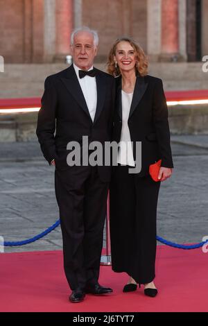 Italia, Roma, 03 maggio 2022. Il tappeto rosso del film di David di Donatello premia il 2022 agli Studios Cinecitta. Foto: Toni Servillo e Manuela Lamanna Foto Fabio Mazzarella/Sintesi/Alamy Live News Foto Stock