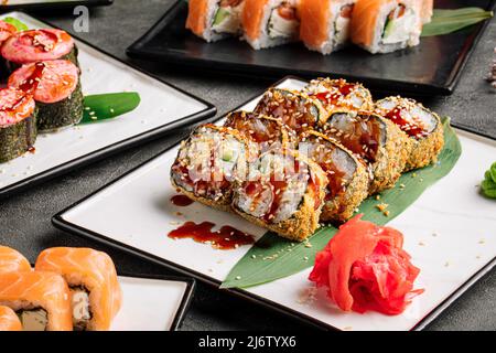 Sushi fritto tempura maki con salsa Foto Stock