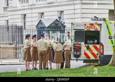 La squadra medica della regina guardie, fuori da un ingresso al 10 Downing Street, in una pratica di calpestare il colore martedì 3 maggio 2022 alla Horseguards Parade, Londra, Inghilterra, in preparazione alla celebrazione del giubileo di platino della regina Elisabetta II nel giugno 2022. Foto Stock