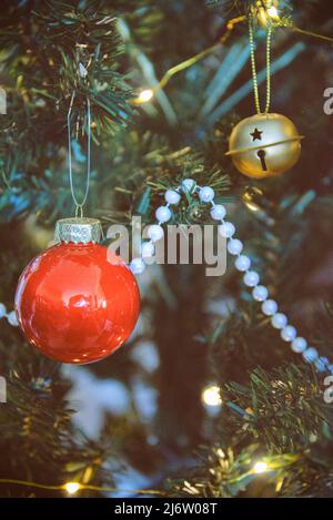 Decorazione della sfera rossa di Natale appesa sull'albero Foto Stock