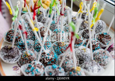 Dolci e dolci variopinti e dolci e chicchi di caffè. Foto Stock