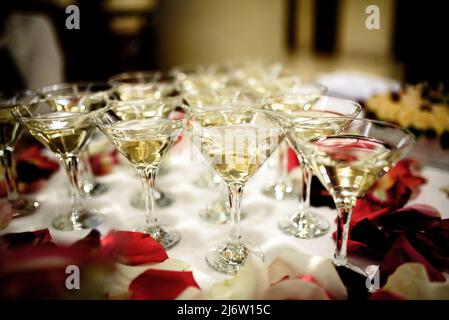 ottimi cocktail in piedi in petali di rosa. Foto Stock