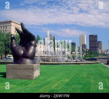 VISTA DE LA SCULTURA DE BOTERO-FUENTE-NUEVOS MINISTERIOS Y PASEO DE LA CASTELLANA. UBICAZIONE: PLAZA SAN JUAN DE LA CRUZ. MADRID. SPAGNA. Foto Stock