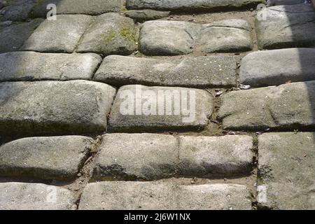 Toledo, Spagna. Resti di una strada romana accanto alla porta di Valmardon, lastricata di granito. Datato nell'alto periodo imperiale (1st secolo d.C.). Foto Stock