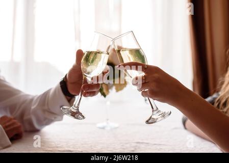 toast a mano con vetro. Foto Stock