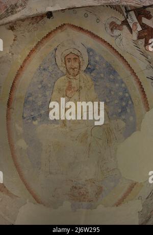 Affresco romanico raffigurante Cristo in Maestà (Pantocratore) seduto su un trono sulla sfera celeste, circondato dai Tetramorfi. Situato nella volta dell'abside. Cristo de la Luz Santuario, una ex moschea, costruita alla fine del 10th secolo e trasformata in una chiesa cristiana nel 12th secolo. Toledo, Castiglia-la Mancha, Spagna. Foto Stock