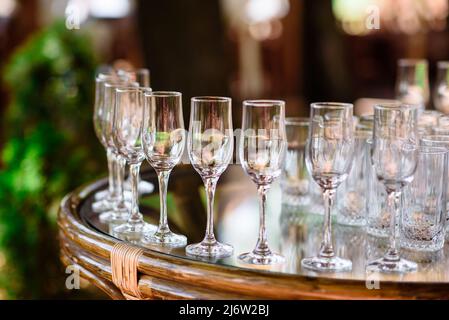 Disposizione dei bicchieri per vino e champagne Foto Stock