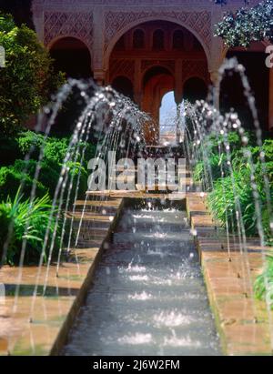 PATIO DE LA ACEQUIA-SURTIDORES DE AGUA- PALACIO NAZARI S XIII-RENOVADO EN 1319 POR ABU-EL-WALID. Località: ALHAMBRA-GENERALIFE. GRANADA. SPAGNA. Foto Stock