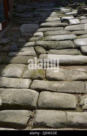 Toledo, Spagna. Resti di una strada romana accanto alla porta di Valmardon, lastricata di granito. Datato nell'alto periodo imperiale (1st secolo d.C.). Foto Stock