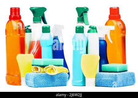 Sistemazione di prodotti per la pulizia domestica colorati con bottiglie spray, disinfettante e spugne isolate su sfondo bianco Foto Stock