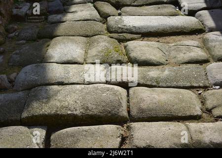 Toledo, Spagna. Resti di una strada romana accanto alla porta di Valmardon, lastricata di granito. Datato nell'alto periodo imperiale (1st secolo d.C.). Foto Stock