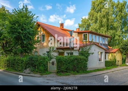 Facciata di un edificio residenziale nella località turistica di Zelenogradsk, regione di Kaliningrad Foto Stock
