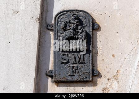 Vecchia piastra di metallo, placca, su costruzione di Guardie Cavallo con un soldato a cavallo e le lettere SMF. Indica il confine di St Martin-in-the-Fields Foto Stock