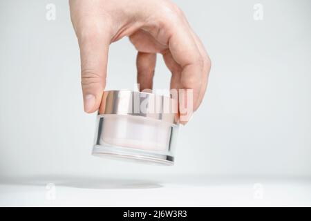 Tubo cosmetico in plastica senza marchio per mockup femmina. Flacon per crema cosmetica, prodotti da bagno. Concetto di cura della pelle e bellezza con spazio per la copia. Bottiglia f Foto Stock