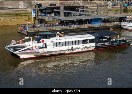 Uber Boat by Thames Clippers River bus on River Thames, Londra, Regno Unito. Moon Clipper lascia Westminster Millennium Pier da Victoria Embankment Foto Stock