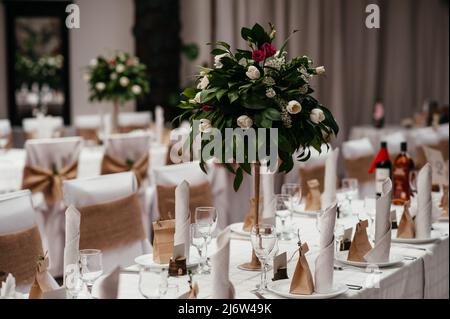 Splendido tavolo per un evento festivo. Decorazioni per matrimoni Foto Stock